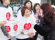 3月31日、歌手のGACKTさんが発起人となる東日本大震災の被災者救済基金「SHOW YOUR HEART」の街頭募金活動が行われました。