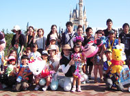 8月8日、「鐘の鳴る丘 少年の家」の子供たち19名を東京ディズニーランドへご招待しました。