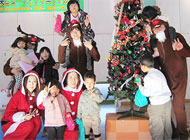 12月24日、児童養護施設「鐘の鳴る丘 少年の家」を訪問し、子どもたちにクリスマスプレゼントをお届けしました。