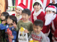 12月24日のクリスマスイブに、児童養護施設「鐘の鳴る丘 少年の家」を訪問し、子供たちにクリスマスプレゼントをお届けしました。