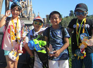 8月5日、「鐘の鳴る丘 少年の家」の子供たち20名を東京ディズニーランドへご招待しました。